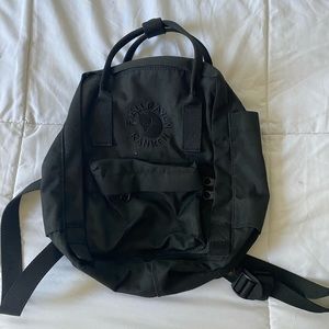 fjall raven kanken black mini backpack